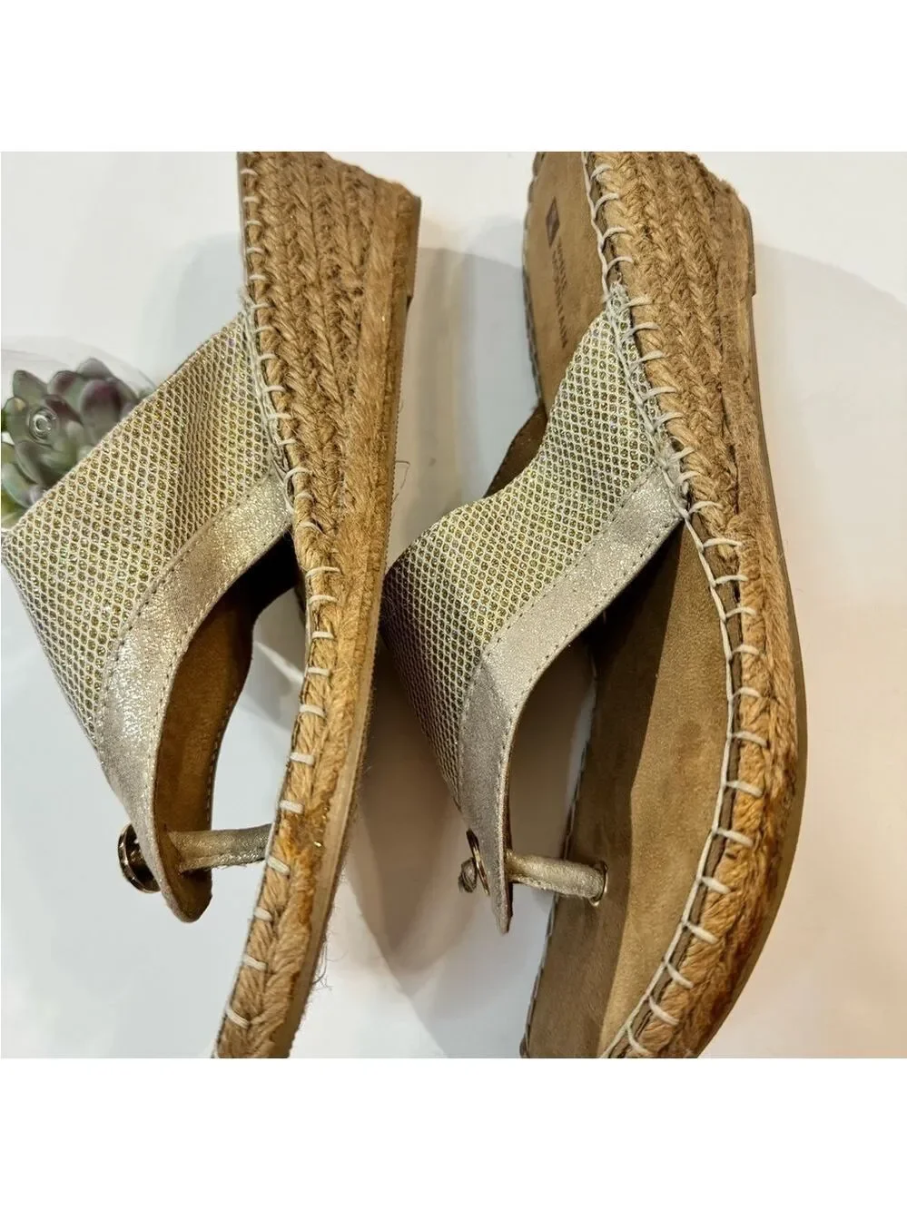 NWOT White Mountain Bandana Women's Thong Jute Wedge Sandal Gold Glitter Size 10